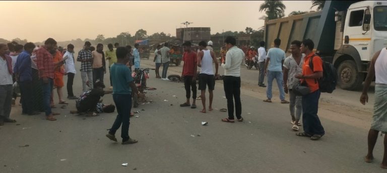 Deoghar News : दो बाइक की जोरदार टक्कर में युवक की मौत, दो गंभीर रूप से घायल