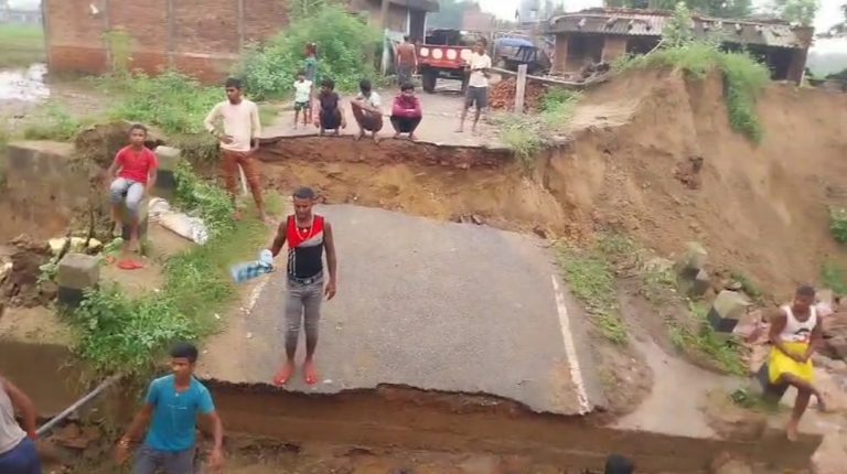 सहरोय गोयड़ा गांव के पास पुलिया टुटकर हुआ ध्वस्त, आवागमन ठप