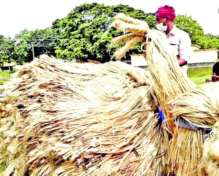 केंद्र ने बांग्लादेश पर प्रतिबंध बढ़ाया
