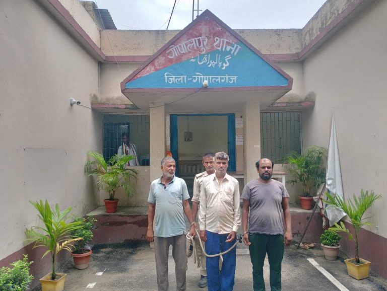 सात मवेशियों के साथ तीन गिरफ्तार, पिकअप जब्त