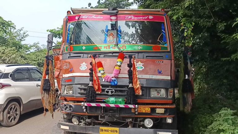 ट्रक व मिनी हाइवा के बीच आमने-सामने टक्कर, बाल-बाल बचे चालक