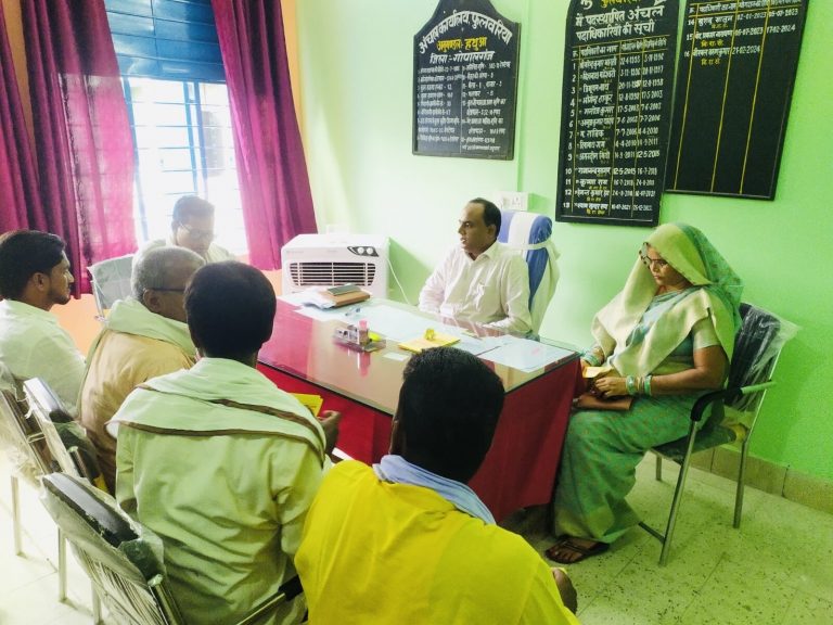 फुलवरिया में राजस्व महाअभियान को लेकर सीओ ने जनप्रतिनिधियों के साथ की बैठक