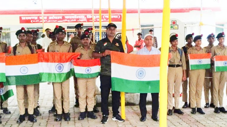 एनसीसी  कैडेटों ने हर घर तिरंगा अभियान में दिखायी देशभक्ति