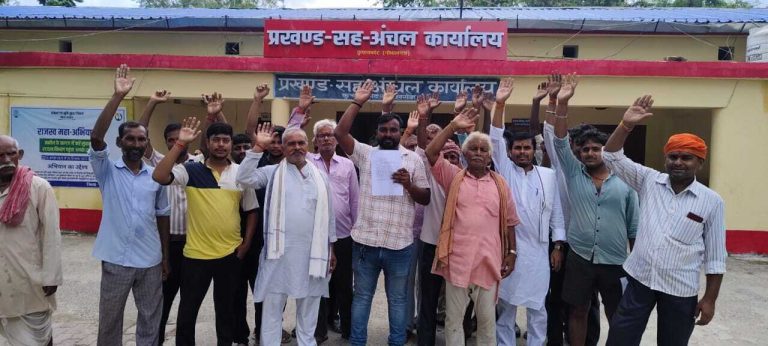 कुचायकोट में विद्यालय स्थानांतरण के खिलाफ ग्रामीणों का प्रदर्शन
