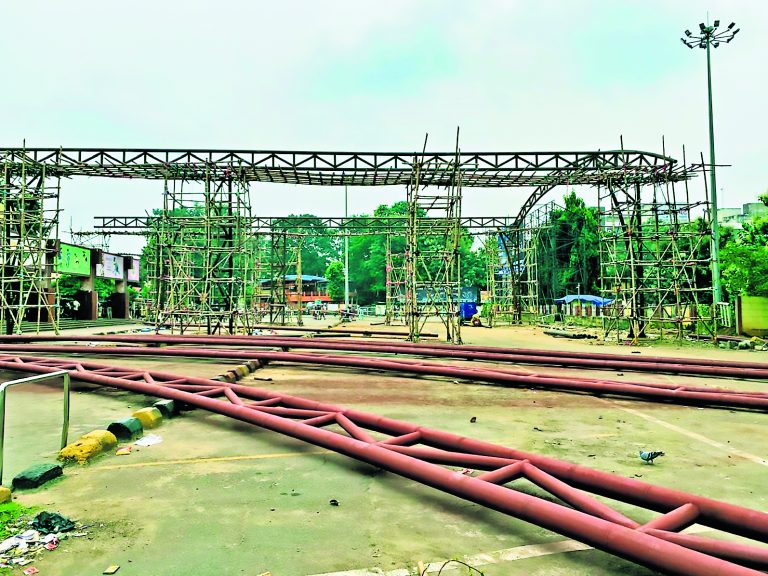 Rourkela News: शेड निर्माण को लेकर भारी वाहनों के प्रवेश पर लगी रोक, सामान के साथ पैदल चलकर राउरकेला स्टेशन पहुंच रहे यात्री