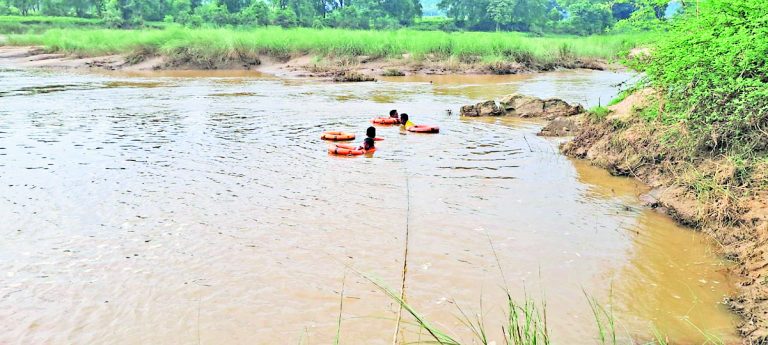 Rourkela News: देवनदी में नहाने उतरे तीन युवक डूबे, दो को बचाया, एक लापता