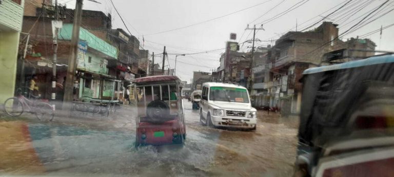 मूसलाधार बारिश से शहर में जलजमाव, राहगीर रहे परेशान
