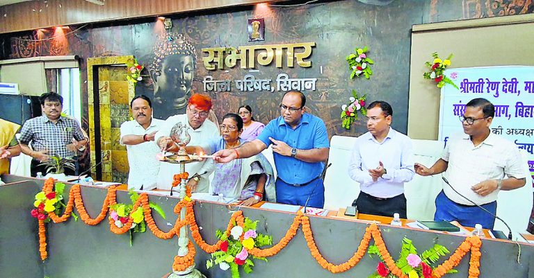 Siwan News : प्रभारी मंत्री ने कई योजनाओं पर जांच के दिये आदेश, दी चेतावनी