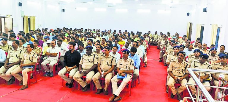 Siwan News : विधि-व्यवस्था बनाये रखने को लेकर प्रशासन ने दिये निर्देश