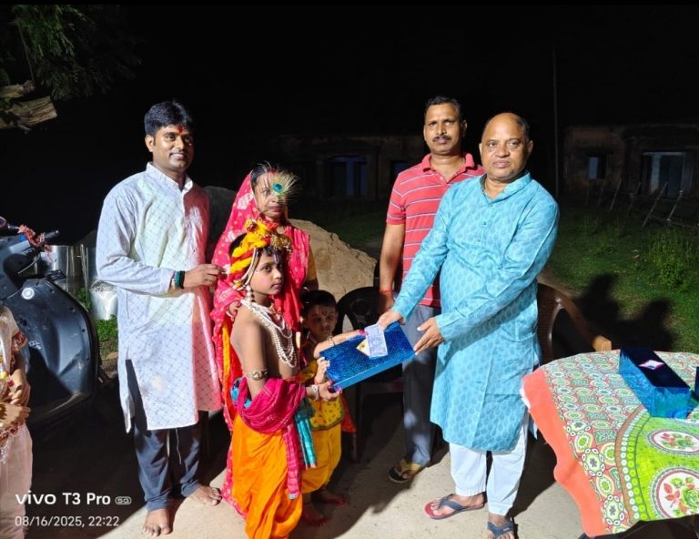 बाल रूपी कृष्ण को सामूहिक रूप से किया पुरस्कृत
