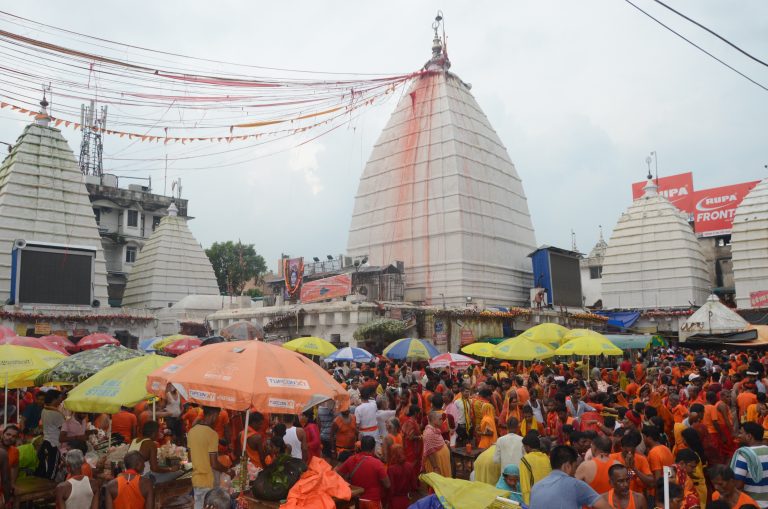 Deoghar News : बांग्ला सावन के अंतिम दिन 60 हजार श्रद्धालुओं ने किया जलार्पण