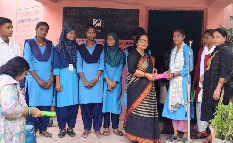 hajipur news. उत्कृष्ट प्रदर्शन करने वाले छात्र-छात्राएं सम्मानित
