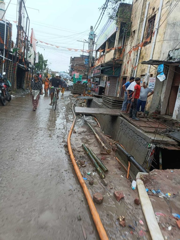 Darbhanga News: नाला निर्माण से दो से चार फीट तक सिकुड़ गयी शहर की अधिकांश सड़कें