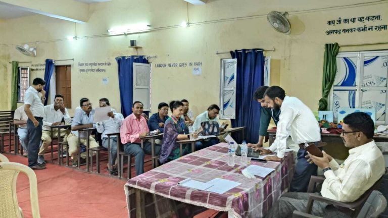 बीइओ ने प्रधानाध्यापकों के साथ की बैठक