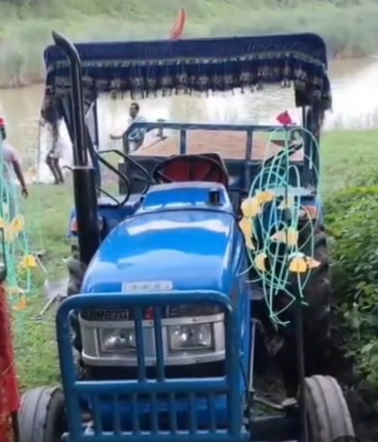 खुदी नदी से बालू लदा ट्रैक्टर जब्त