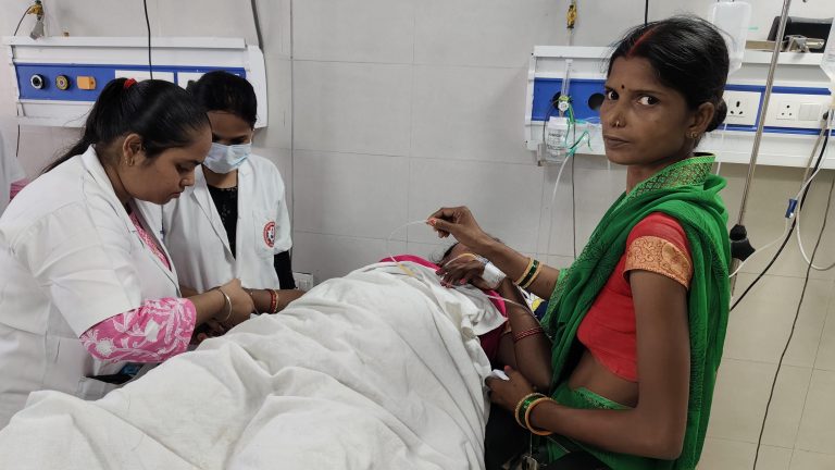 महिला को विषैले सांप ने डसा, हालत गंभीर