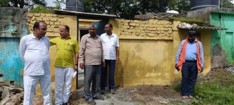 एनके एरिया कल्याण समिति सदस्यों ने जर्जर क्वार्टर का निरीक्षण किया, जारी की तसवीरें