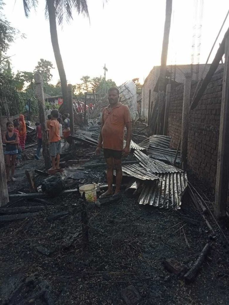 मवेशी घर में जल रहे अलाव से उठी चिंगारी से आठ घर जले, 25 लाख की संपत्ति का नुकसान