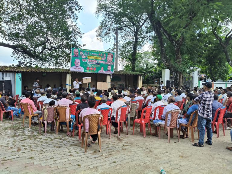 निवास प्रमाण पत्र निर्गत करने में समस्या, दिया धरना