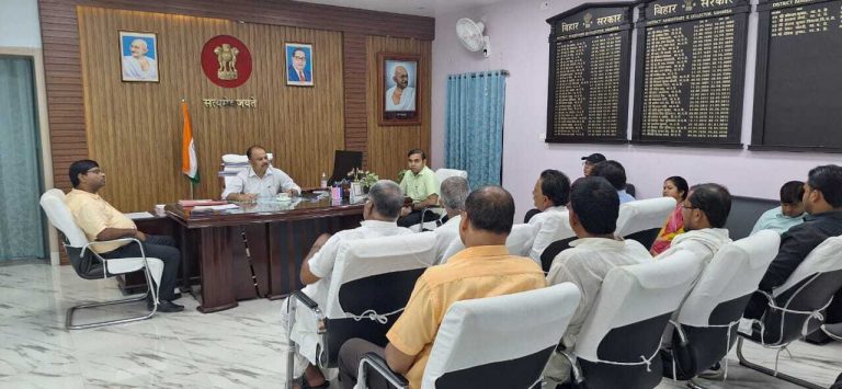 शहरी क्षेत्र की मुख्य समस्याओं को लेकर डीएम ने जनप्रतिनिधियों के साथ की बैठक
