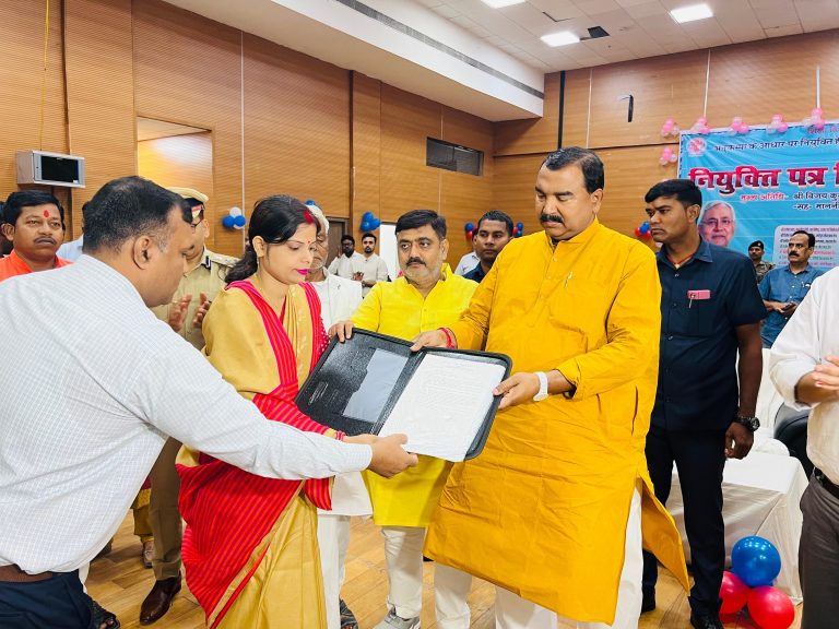 मंत्री ने अनुकंपा आधारित  पांच सौ नियुक्ति पत्र बांटा