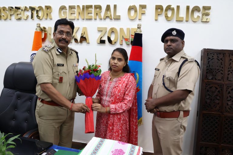 प्रशासनिक सेवा के लिए चयनित युवती को आइजी ने किया सम्मानित