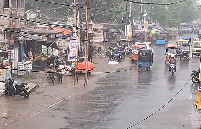 झमाझम हुई बारिश, उमस भरी गर्मी से मिली राहत
