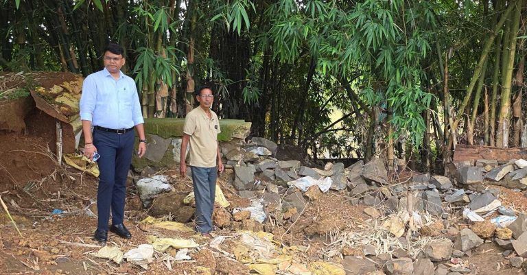 गुमानी नदी के बाढ़ से प्रभावित क्षेत्रों का बीडीओ ने किया दौरा