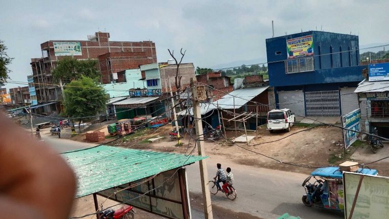 जगदंबा मार्केट के समीप महीनों से लटक रहे बिजली के तार, विभाग नहीं ले रहा सुधि