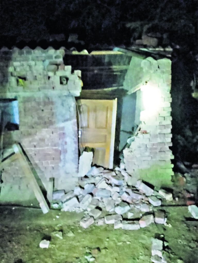 Seraikela Kharsawan News : हाथी ने आधा दर्जन घरों को तोड़ा