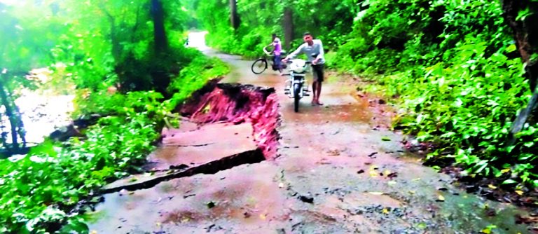 Chaibasa News : पहाड़ पर भूस्खलन से हतनाबुरु- मारागपोंगा सड़क बंद, परेशानी