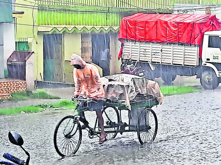 Seraikela Kharsawan News : खरसावां : लगातार बारिश सड़कों पर जलजमाव घरों में घुसा नालियों का गंदा पानी, परेशानी बढ़ी