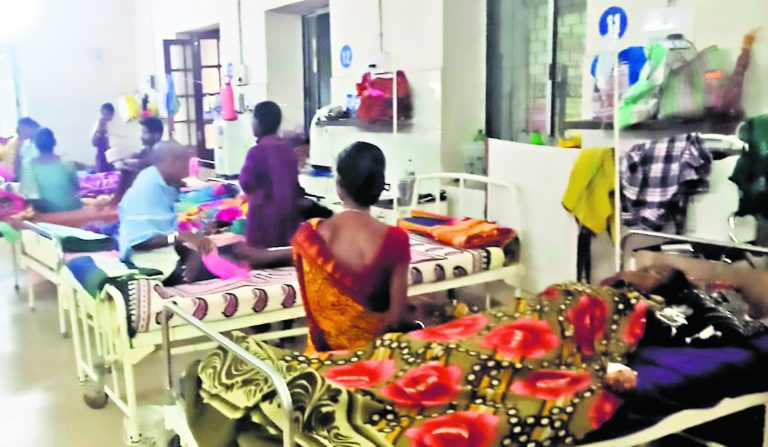 Chaibasa News : बारिश से बिगड़े हालात, अस्पतालों में मरीजों की संख्या दोगुनी