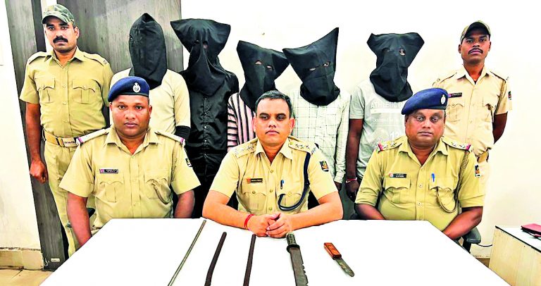 Rourkela News: घर, दुकान व पेट्रोल पंप में डकैती की योजना बनाते पांच गिरफ्तार, हथियार जब्त