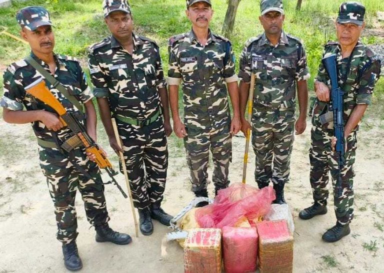 Bettiah : इंडो-नेपाल बॉर्डर से 28 किलो गांजा जब्त, तस्कर फरार