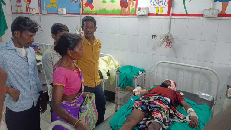 हादसा : क्रश बैरियर से टकरायी बाइक, तीन युवक घायल, एक रेफर