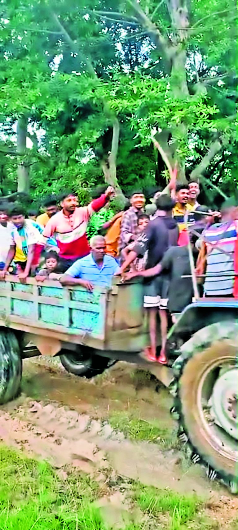 Chaibasa News : 10 जंगली हाथियों का 20 घंटे तक उत्पात, नवागांव के ग्रामीणों ने संभाला मोर्चा
