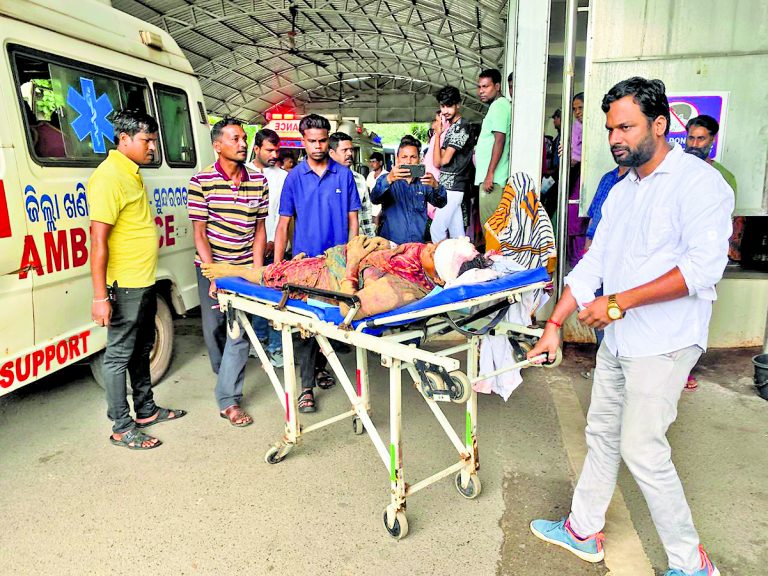 Rourkela News: पिकअप अनियंत्रित होकर पेड़ से टकरायी, एक की मौत, 30 से ज्यादा घायल