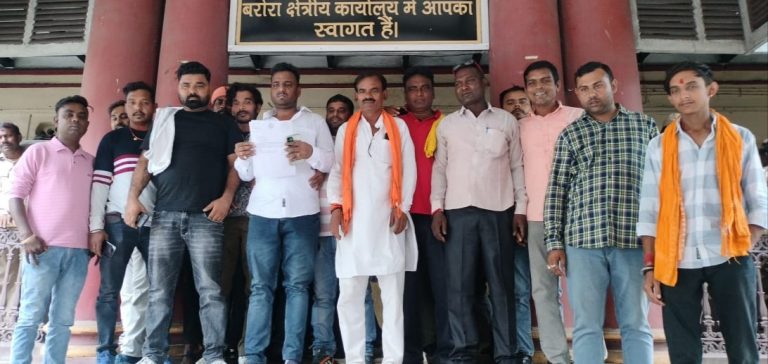 Dhanbad News: ग्रामीणों ने बरोरा जीएम कार्यालय में जड़ा ताला