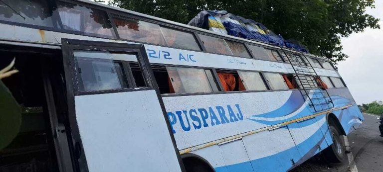 पटना से सिलीगुड़ी जा रही यात्री बस पेड़ से टकरायी, बड़ा हादसा टला