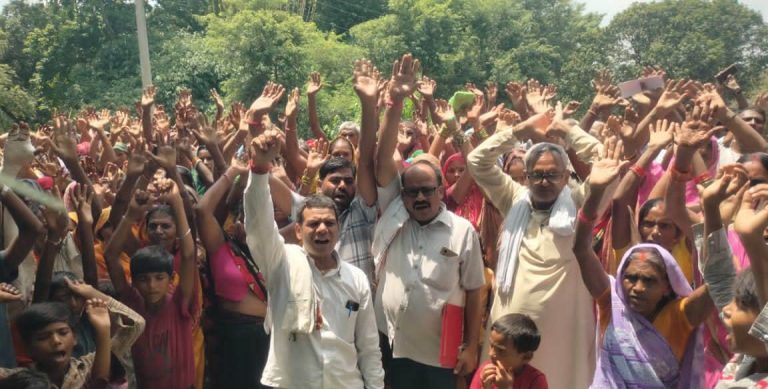 Saran News : डुमरी पंचायत में बाढ़ राहत राशि को लेकर ग्रामीणों ने किया प्रदर्शन