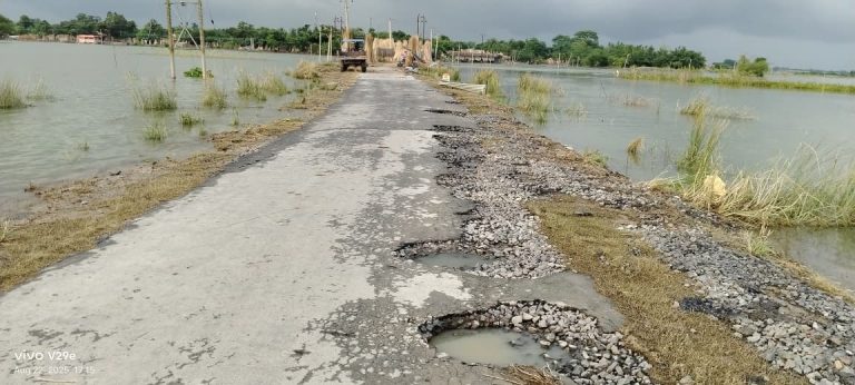 बाढ़ की वजह से कई सड़कें हुई जर्जर, आवागमन प्रभवित