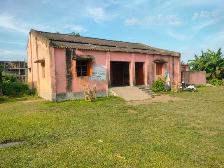 पैक्स गोदाम में बच्चे पढ़ने को मजबूर