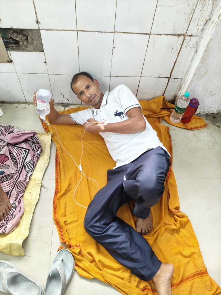 एसकेएमसीएच इमरजेंसी वार्ड की बदहाल व्यवस्था, मरीज फर्श पर इलाज को मजबूर