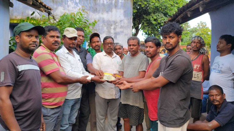 Chaibasa News : दुर्घटना में मृत महिला के परिजनों को   ट्रक ओनर एसोसिएशन ने मुआवजा दिया
