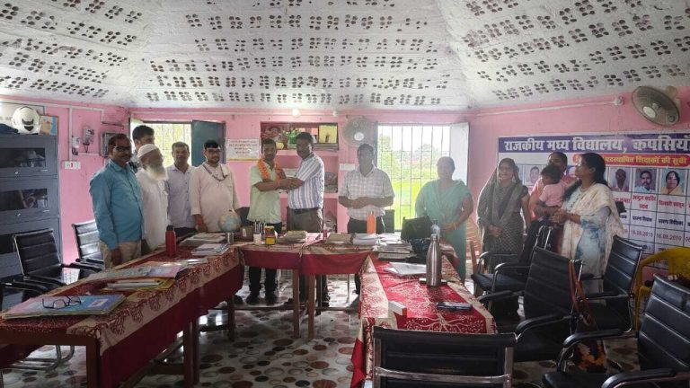 अपहृत शिक्षक के स्कूल आने पर खुशी की लहर