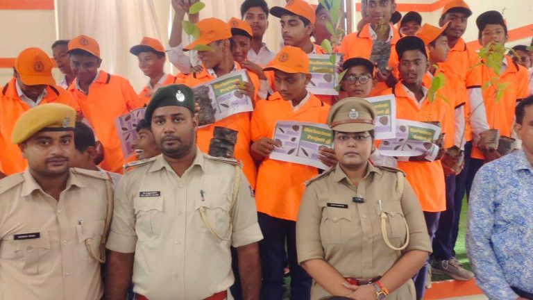 स्कूली बच्चों के बीच किया गया पौधे का वितरण