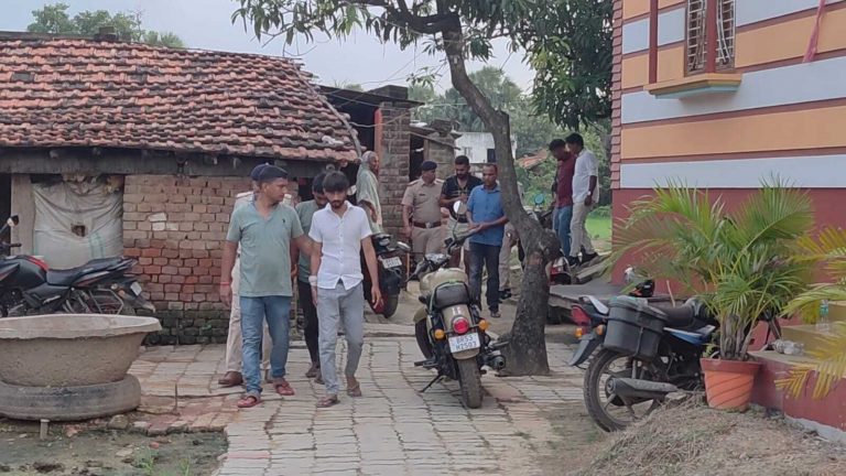 चंदवारा के एक घर से भारी मात्रा में गांजा व नकदी बरामद, तीन गिरफ्तार