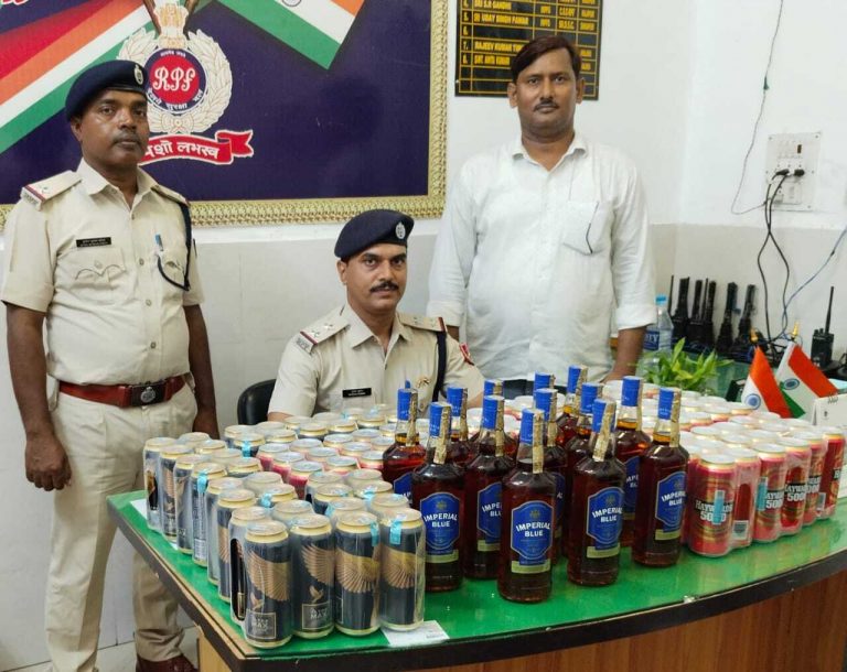 झाझा स्टेशन से शराब बरामद, छानबीन में जुटी पुलिस
