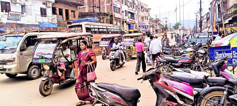 Chaibasa News : ट्रैफिक व्यवस्था ध्वस्त, जाम से जूझ रहे लोग
